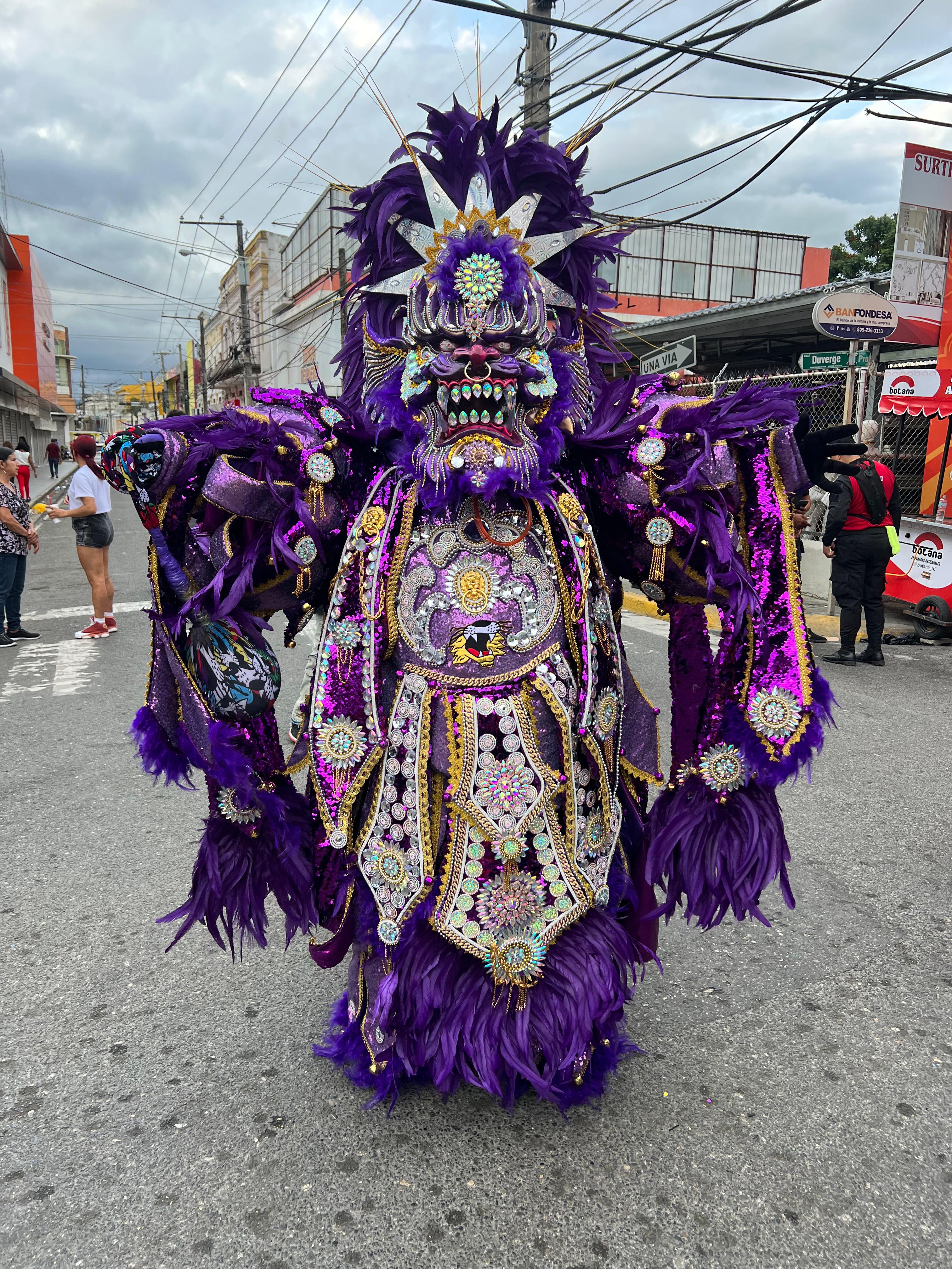 Diablo Cojuelo Las Fieras — traje morado
